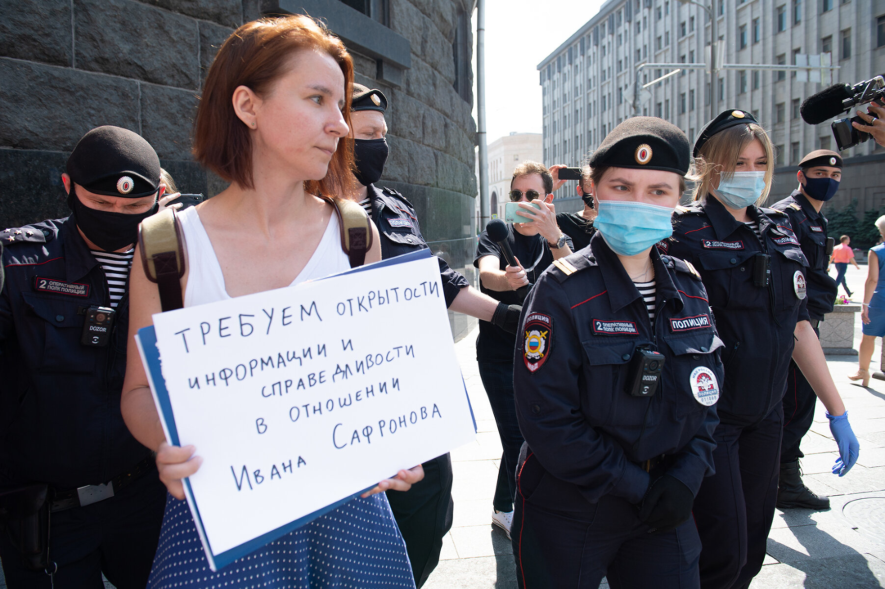 <p>Сотрудники полиции задерживают протестующую на пикете в поддержку журналиста Ивана Сафронова у здания ФСБ на Лубянке в Москве,&nbsp;7 июля</p>