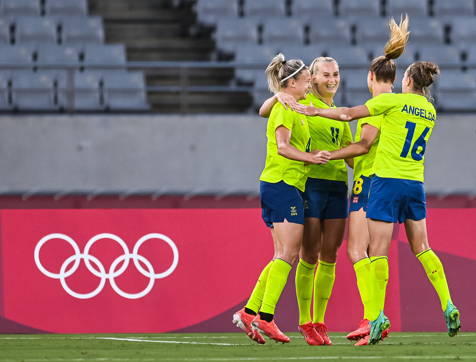 <p>Спортсменки женской сборной Швеции по футболу празднуют гол в матче против сборной США на фоне пустых трибун Национального стадиона в Токио, 21 июля 2021 года</p>