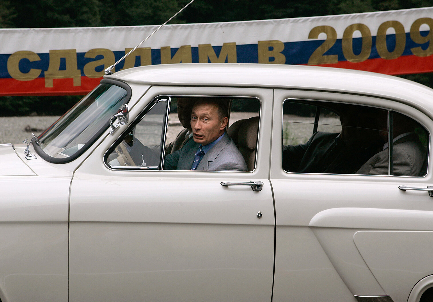 <p>19 августа 2005 года Владимир Путин прибыл на открытие нового тоннеля Адлер &mdash; Красная Поляна за рулем ГАЗ-21 &laquo;Волга&raquo; 1956 года выпуска.</p>
