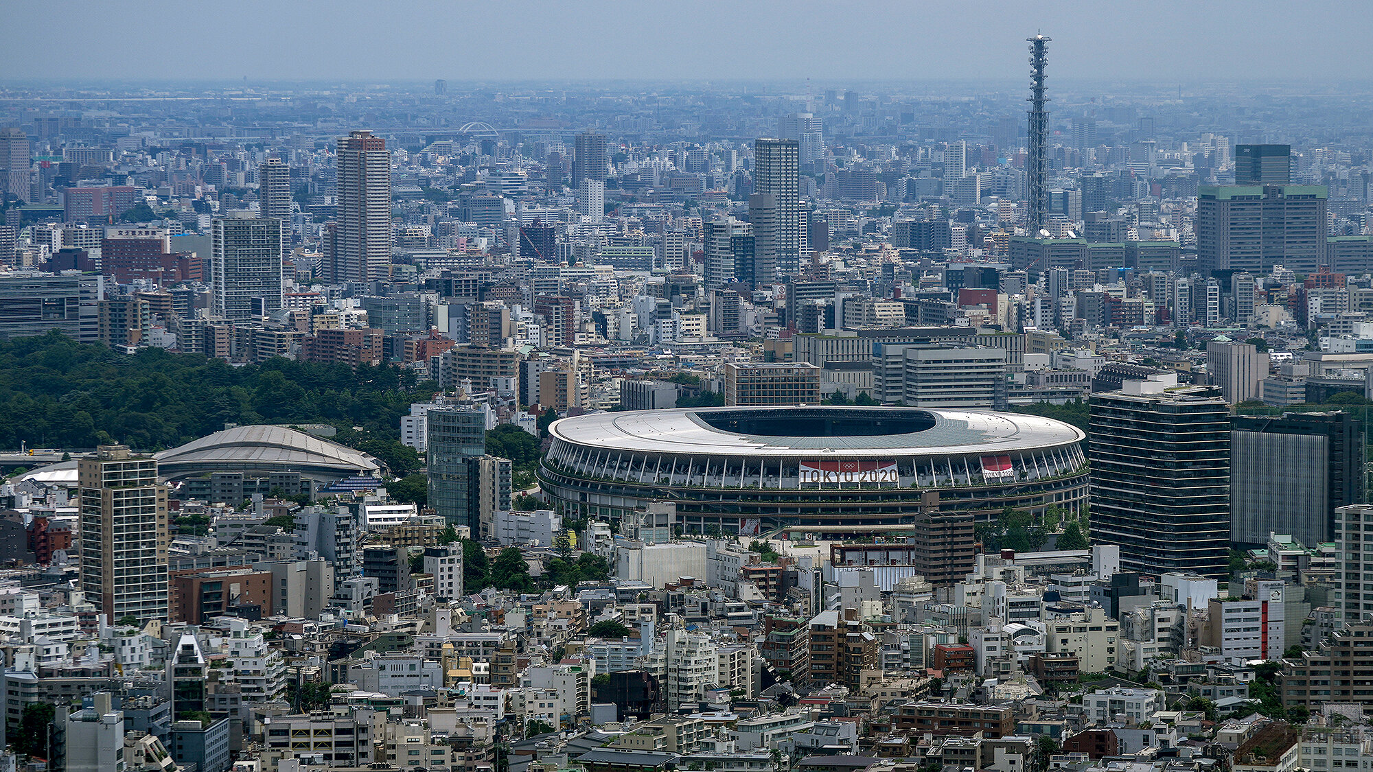<p>Вид на Токио и Национальный стадион, где пройдут церемонии открытия и закрытия Игр, а также большинство соревнований в рамках Олимпиады, 10 июля 2021 года</p>