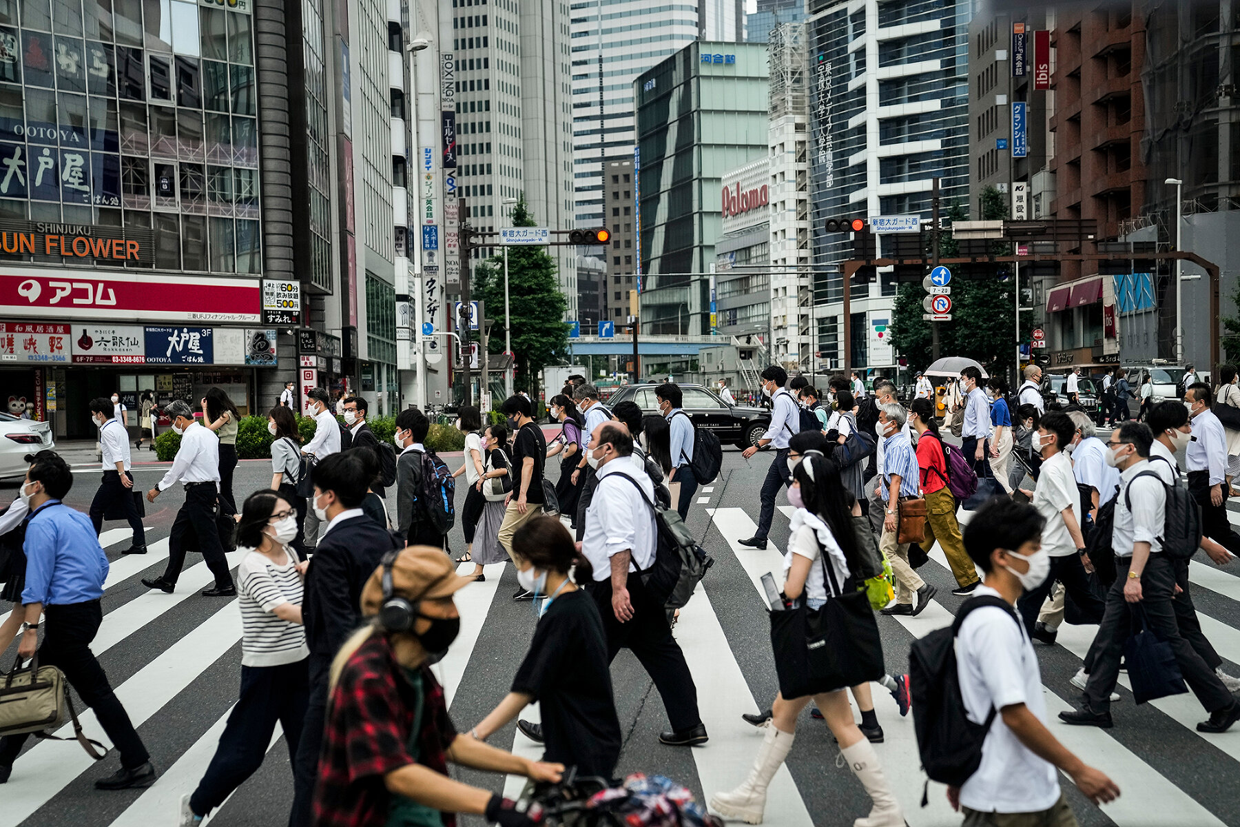 <p>Переход в центре Токио в час пик, 13 июля 2021 года</p>