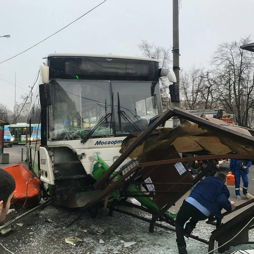 Автобусы говно, тормоза говно»: что стоит за вторым за неделю ДТП с  автобусом в Москве