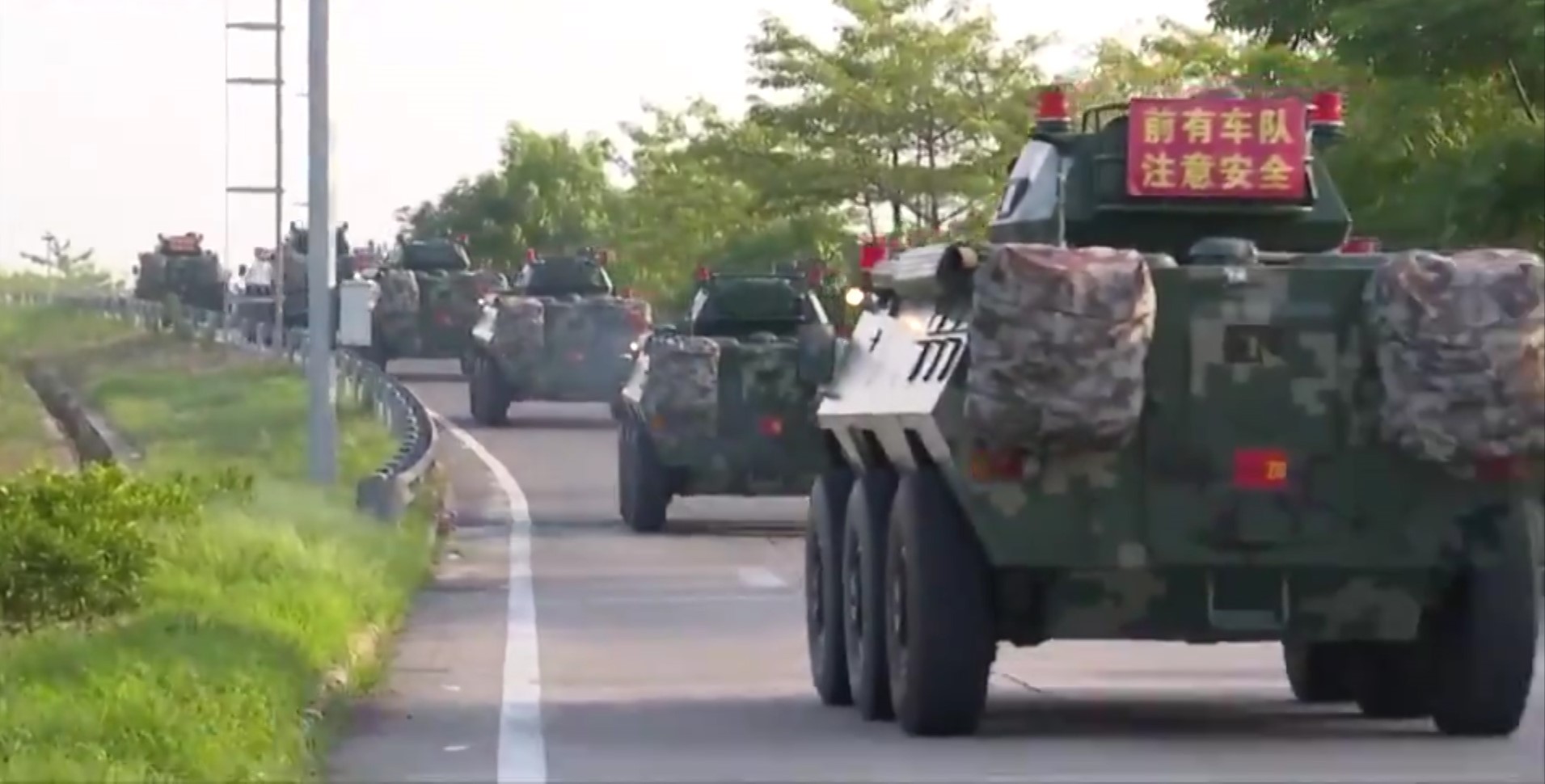 Китай стягивает военную технику в пограничные с Гонконгом регионы